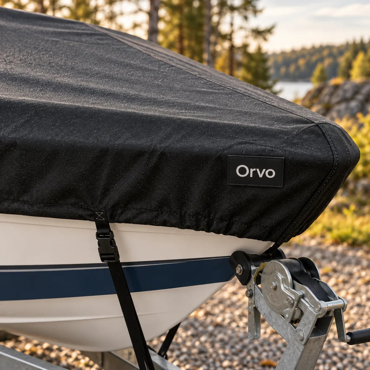 Nærbilde av baugen: svart 600D-stoff med Orvo-merke og elastisk kant rundt skroget